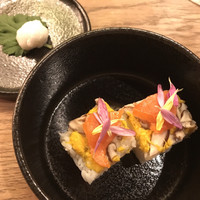 山城屋庄蔵 - 【先付】秋鮭と黄菊の押寿司 ガリのエスプーマ仕立て