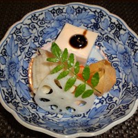 やすい - 先付：胡麻豆腐、ほうずき、キス唐揚げ、蓮根、薩摩芋に山椒の葉が飾られています。  昼のおまかせコース 2,700円（税込）。　　　　　　2019.08.30