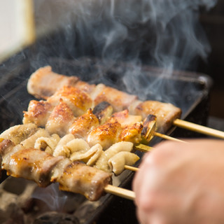 自慢の焼鳥をぜひ！朝引きした鶏を一羽丸ごと仕入れております