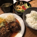 炭火焼肉 虎徹 - ♪虎徹ハンバーグ ¥500 スープサラダ¥100