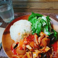 Bistro Buzz 赤坂 - チキンとキノコのトマト煮　ドリンクを頼まなくてもお水が二種選べます