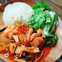 Bistro Buzz 赤坂 - チキンとキノコのトマト煮　アップ　ワンプレートでボリュームあり
