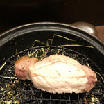 オッジ ダルマット 西麻布店 - 山形豚を藁焼きにしたところ！香りがたまりません！