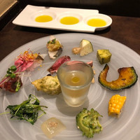 オッジ ダルマット 西麻布店 - 前菜の盛り合わせは、可愛くて綺麗！大好きなイサキがあってテンション上がる！お魚のライトな口当たりのものから、しっかり存在感のあるレバーまで、計算しててにくいです！
                    
                    中央はスープ。