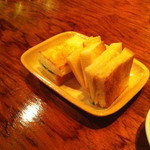 京都サンボア - 突き出しで出るホットサンドがとても優しい