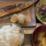 Oumi - 焼魚定食 北海道産 秋刀魚塩焼き 900円。
