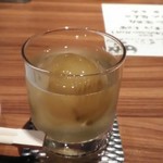 Kakureya Goen - お茶の焼酎を凍らせた緑茶の丸氷で冷やしたロックで乾杯！