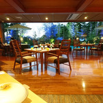 森の栖 - 奥にプールのある”ダイニング”