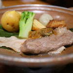 森の栖 - 牛･豚･角煮･野菜に青唐みそバターがかかる