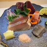 高知 鮨 わたなべ - 本日の鮮魚 四種盛り 金目鯛・鰹・間八・ひらめの縁側