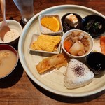 居酒屋　虎丸 - トロトロのおぼろ豆腐やみそ汁、ドリンク付き！日替わりワンプレート、とらのまい800円