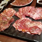 Te-Buruo-Da-Baikingu Yakiniku Oudou - 最初はこのセットが置いてます