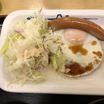 松屋 - ソーセージに半熟の目玉焼きにサラダ。