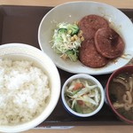 すき家 - 20190912「黒胡椒〜黒胡椒香る〜あらびきソーセージ朝食(3枚盛)」480円の「ご飯大盛」30円の「「たまご」を「おしんこ」に変更」0円‥計510円