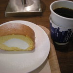 BLUE SQUARE CAFE - 塩フロマージュロール（\400）とコーヒーＳ（\270）