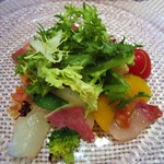 ビストロ ダイア - 石川県産ブリと愛媛県産ヒラメのカルパッチョ　お野菜と共に　トマトバジルソース