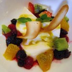 ビストロ ダイア - ココナッツ風味のブラン・マンジェ（白いプリン）　パッションフルーツのソース