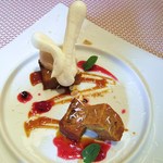 ビストロ ダイア - バナナのキャラメリゼ入りケーキ　ラム酒風味　シナモンのアイスを添えて