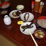七兵衛そば - 前菜をつまみながら20分　お蕎麦が来ました
