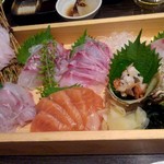 Sakanazammai Kotobukiya - クログチ、キチヌ、ヒゲソリダイ、カンパチ、クロダイ、秋鮭、サザエ(箱盛り上段左から右へ、下段左から右の順番です➡️↙️➡️)