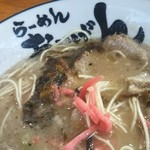 ラーメンおいげん - 紅ショウガと辛子高菜で調整