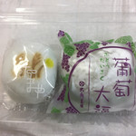 和菓子処 大角玉屋 - （左）栗入り上用饅頭、（右）東京葡萄大福