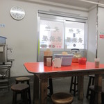 Ganso Nagahamaya - 店内、写真左端にセルフのレンゲとお冷