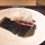 富小路 やま岸 - 戻り鰹炭火藁炙り