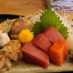 Sushizen Honten - 5分後には並ぶ。お盆の中身達の内のお刺身、厚し(笑)
                        イカ、トロ、サーモン、姫ホタテの煮たの、コハダ、タコレモン添え。クラゲの梅味の珍味もついてました。ツマ、しゃきしゃき。