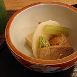 Sushizen Honten - 炊き物。筍、高野豆腐、おくら、ふき、マグロ(多分)赤身の煮たの、つくね、
