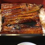 魚文 - 3分の2匹です。とにかく上品な味。
                                開いて幅が有るのが太い鰻みたい。