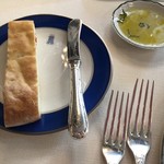 トゥールダルジャン - ドライトマトを挟んだフガス。ローズマリー香るオリーブオイルと共に。