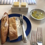 トゥールダルジャン - ミニバゲットとバター、ドライトマトを挟んだフガスとローズマリー香るオリーブオイル。