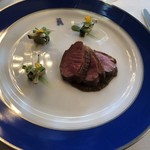 トゥールダルジャン - 幼鴨と茄子のグリエ薫香ソース アーティチョークとほうれん草のグラタン