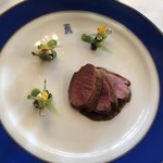 トゥールダルジャン - 幼鴨と茄子のグリエ薫香ソース アーティチョークとほうれん草のグラタン