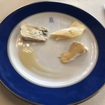 トゥールダルジャン - チーズ。オレンジ風味の蜂蜜。
