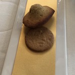 トゥールダルジャン - 小菓子、カルダモン香るマドレーヌとシナモンクッキー。