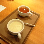 ステーキ宮 - 2012年2月11日再訪　ジャガイモのスープ（手前）　ブイヤベース風トマトスープ（奥）