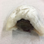 和菓子処 大角玉屋 - 東京葡萄大福  中にはとても甘くてジューシーな東京産葡萄が