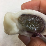 和菓子処 大角玉屋 - 東京葡萄大福  中身を拡大