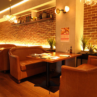 The sophisticated space can accommodate everything from dates to large parties♪