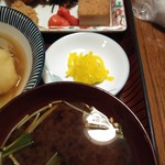 料亭 丸彦 - 赤出汁味噌汁　漬物