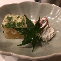 鶏割烹 ならや - つきだし 鶏の煮こごりと赤こんにゃくと里芋