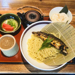 鮎ラーメン - 食べ方を丁寧に説明してくれる。煮こごりつけダレは旨味と塩味のバランスが良く後味もスッキリ。よく漬かった赤かぶも程良いアクセント。