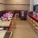 麺飯厨房 我家 - カウンター9席　テーブル席　28席　お子様連れ歓迎