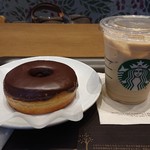 スターバックスコーヒー - ■アイススターバックスラテ(T) 380円(外税)■ ■チョコレートクリームドーナツ 250円(外税)■