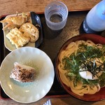 ヨコクラうどん - やまかけしょうゆ大・ミニ揚げ三種盛り・鰹味醂振りかけのおにぎり