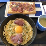 Youmenya Goemon - カマンベールチーズ&カリカリベーコンのカルボナーラ
                        腰塚コンビーフ&ポテトのパイピザ・スープ