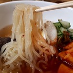 平壌冷麺食道園 - ぷりっぷりの太麺。家系ラーメンが好きな方なら絶対に好きな食感。