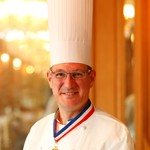 TOUR D'ARGENT - シェフがフランス料理最高峰のＭ.Ｏ.Ｆ.（フランス
      国家最優秀職人章）を今年受章いたしました。